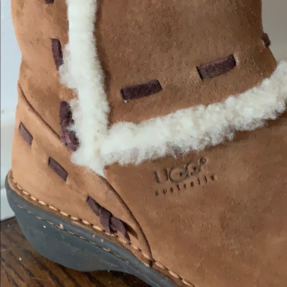 Ugg Women’s Leather & Sheepskin Boots EUC - Picture 5 of 7